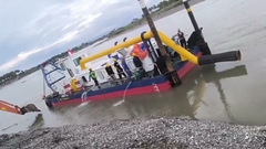 Máy hút nước phun tiến hành thử nghiệm trong một con sông ở Indonesia